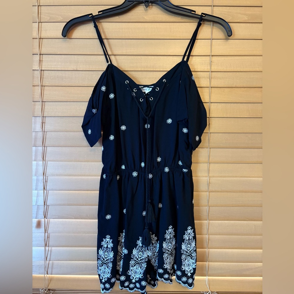 Love Tree NWOT Black Short Sleeve Tie Front with tassels Jumpsuit. Size medium - Picture 2 of 10